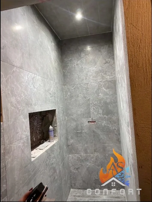 Pose du carrelage anthracite dans la douche